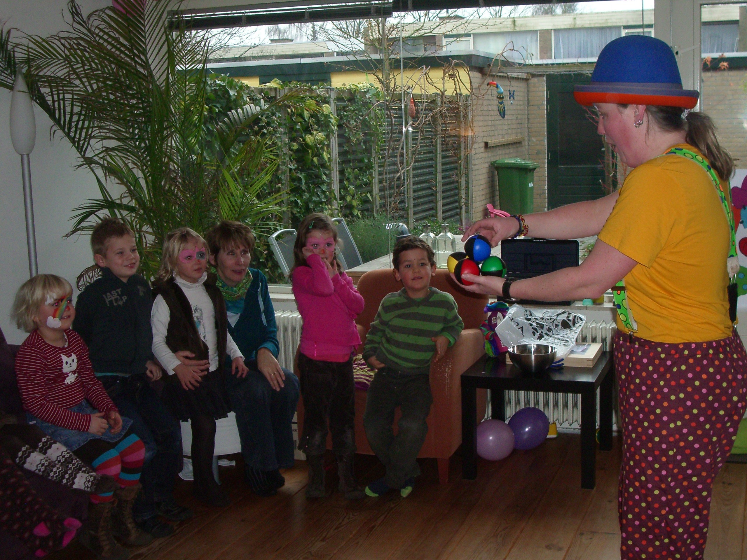 Clown Kiko in de huiskamer bij een kinder verjaardag / kinderfeestje aan huis